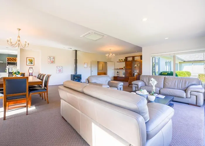 Vakantiehuis Stunning And Spacious 5-bedroom In *