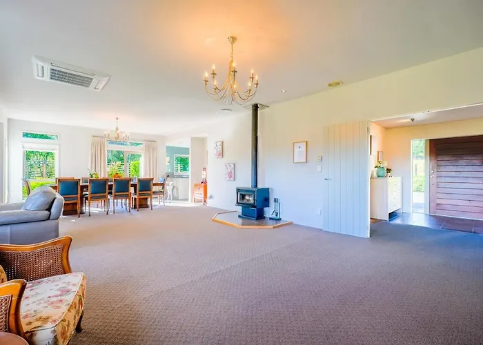 Stunning And Spacious 5-bedroom In Vakantiehuis Rotorua