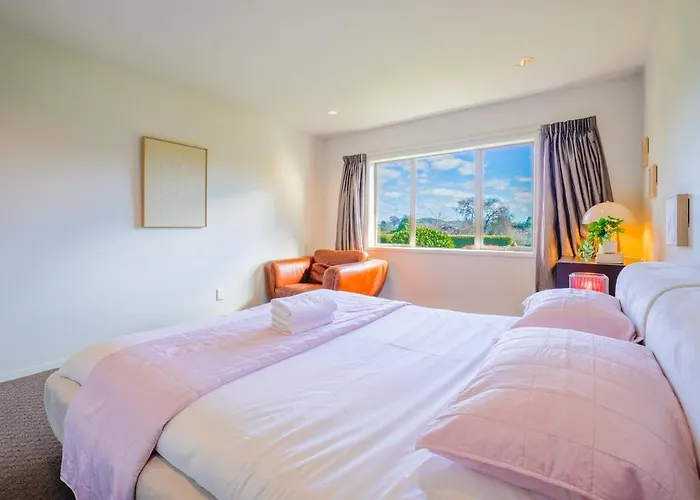Stunning And Spacious 5-bedroom In Rotorua