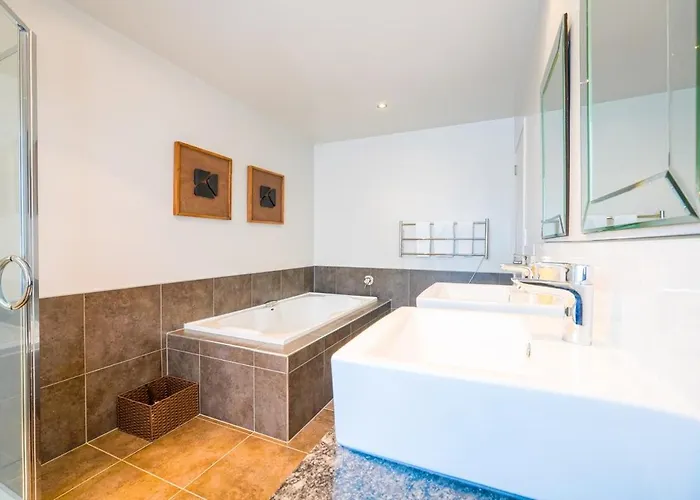 Stunning And Spacious 5-bedroom In Vakantiehuis