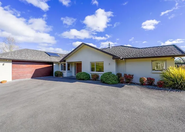 Stunning And Spacious 5-bedroom In Rotorua
